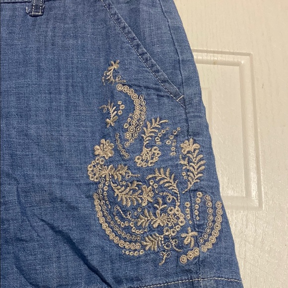 Liz Claiborne Blue Embroidered Women's Shorts - Picture 2 of 6